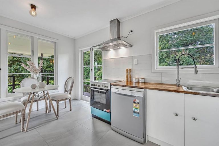 Photo of property in 1/11 Glenfern Road, Mellons Bay, Auckland, 2014