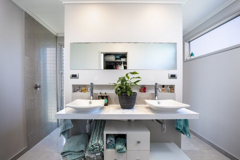 Photo of property in 4 Neve Place, Strandon, New Plymouth, 4312