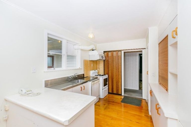 Photo of property in 9 Maunder Place, New Lynn, Auckland, 0600