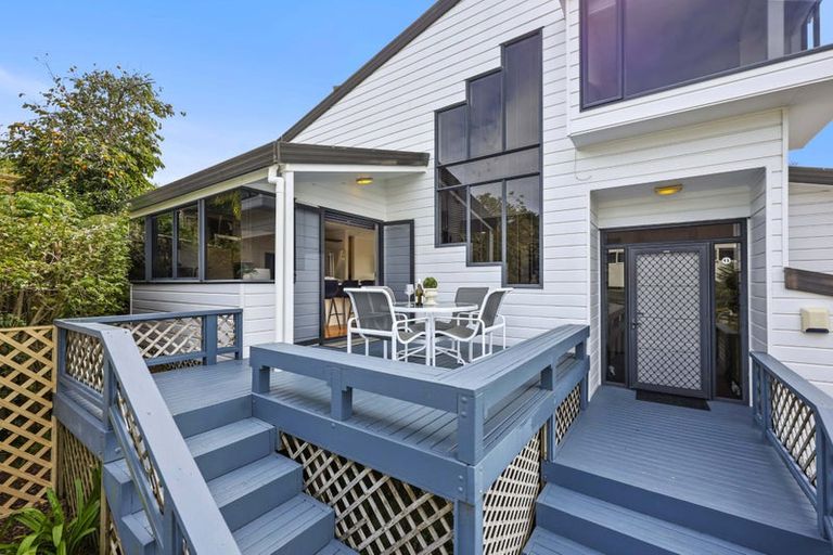 Photo of property in 16 Oakpark Place, West Harbour, Auckland, 0618