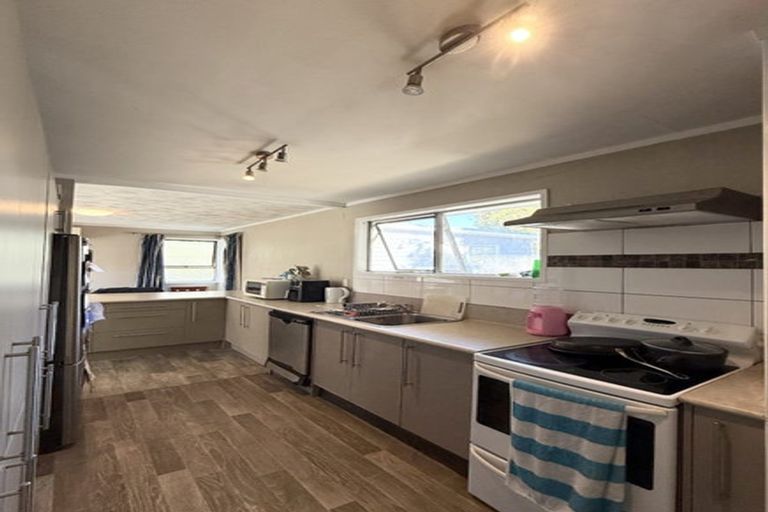 Photo of property in 31 Preston Avenue, Henderson, Auckland, 0610