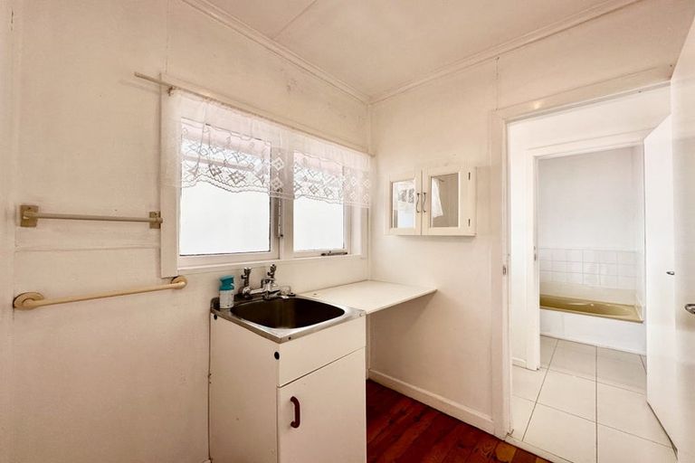 Photo of property in 19 Fairlea Road, Te Atatu South, Auckland, 0610