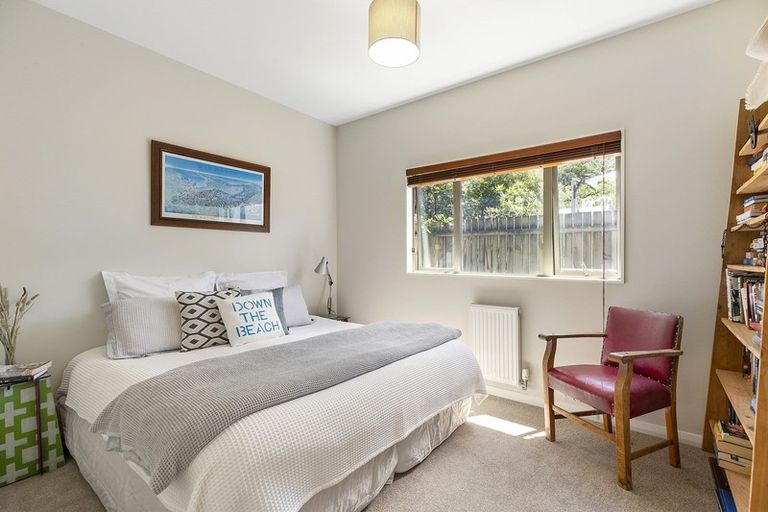 Photo of property in 118 Breaker Bay Road, Breaker Bay, Wellington, 6022