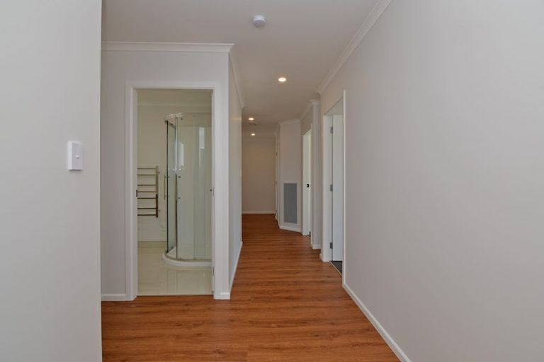 Photo of property in 19 Bendigo Grove, Newlands, Wellington, 6037