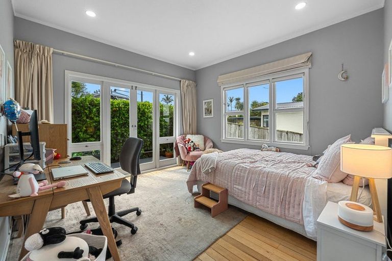 Photo of property in 79 Hobsonville Road, West Harbour, Auckland, 0618
