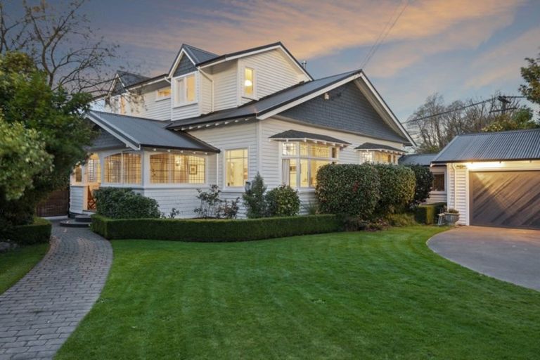 Photo of property in 33 Saint Andrews Square, Strowan, Christchurch, 8052