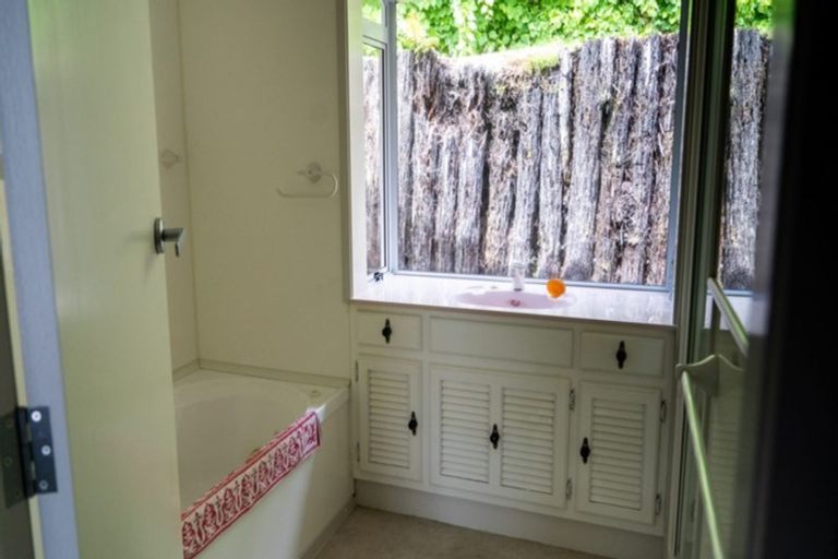 Photo of property in 14 Manahi Avenue, Kawaha Point, Rotorua, 3010