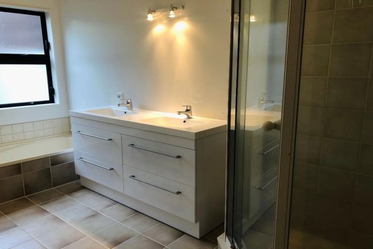 Photo of property in 28 Bronzewing Terrace, Unsworth Heights, Auckland, 0632