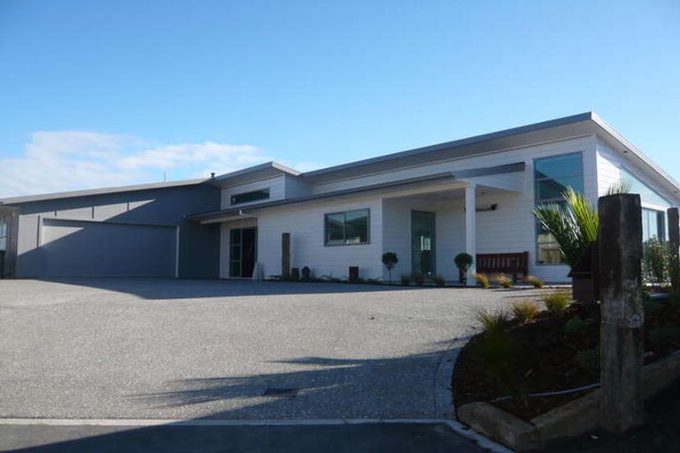 Photo of property in 11 Otupoa Way, Paraparaumu, 5032