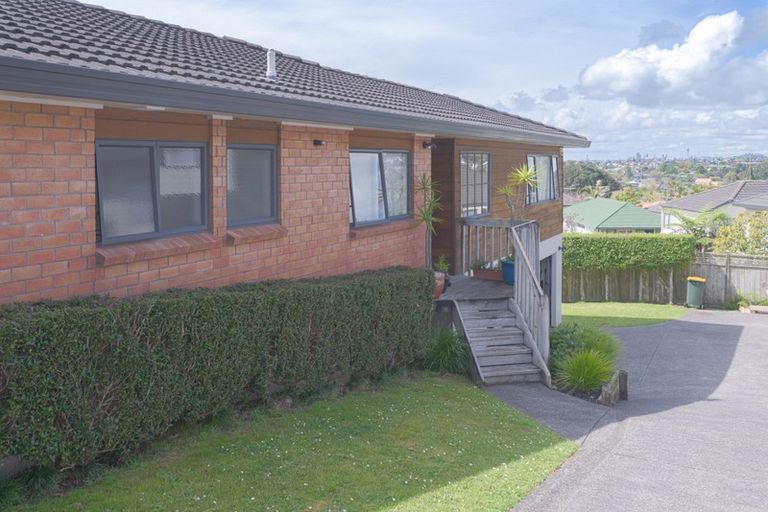 Photo of property in 2/310 Wairau Road, Glenfield, Auckland, 0629