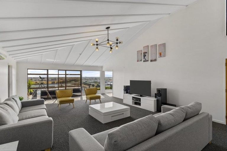 Photo of property in 5 Osmond Lane, Mount Pleasant, Christchurch, 8081