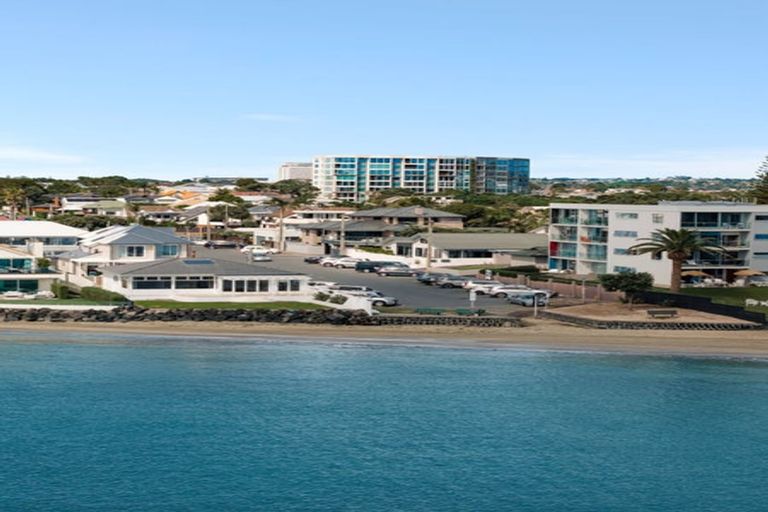 Photo of property in 1/60 Milford Road, Milford, Auckland, 0620