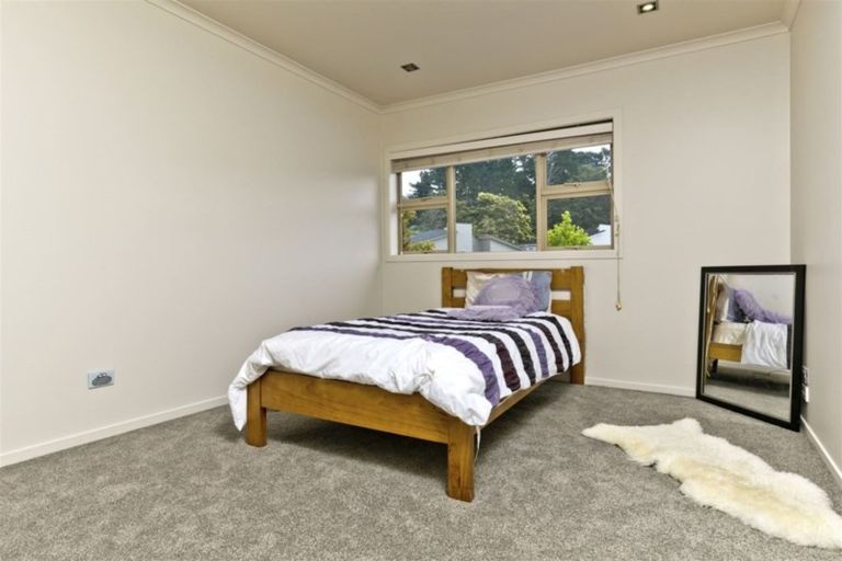 Photo of property in 1 Stow Place, Henderson, Auckland, 0612