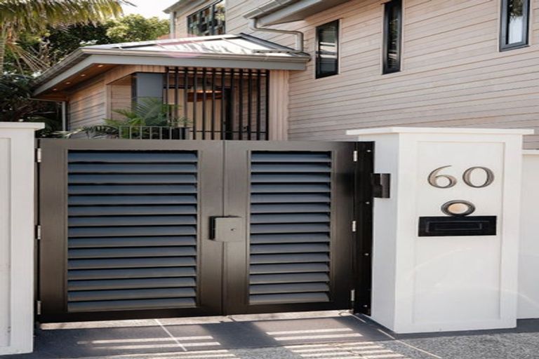 Photo of property in 1/60 Milford Road, Milford, Auckland, 0620