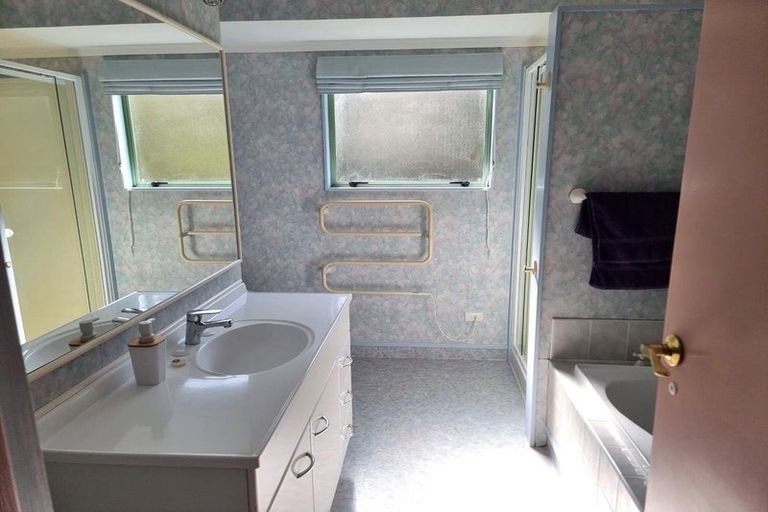 Photo of property in 16 Garcia Place, West Harbour, Auckland, 0618