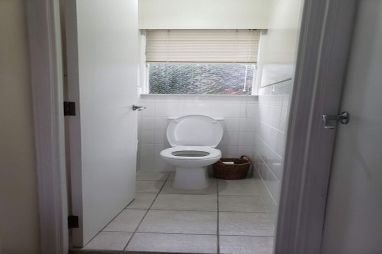 Photo of property in 88 Chivalry Road, Glenfield, Auckland, 0629