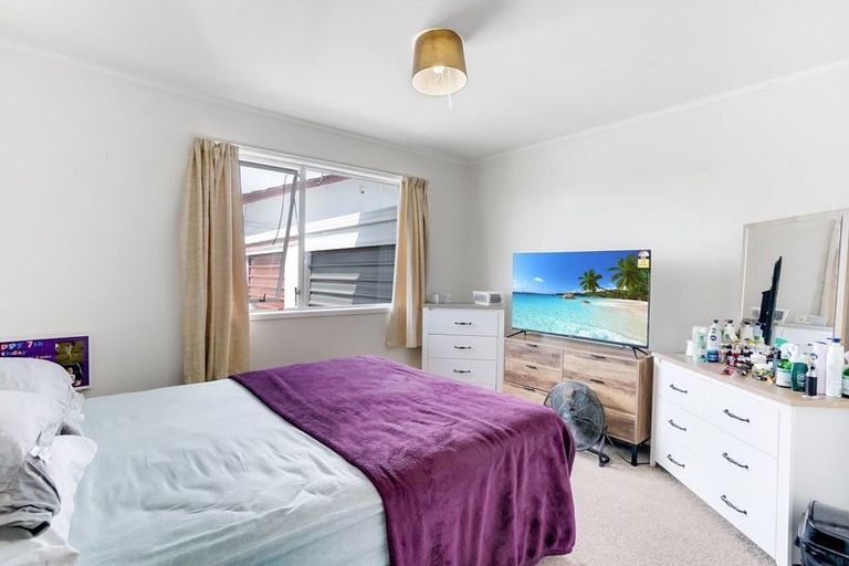 Photo of property in 2/15 Frobisher Way, Clendon Park, Auckland, 2103