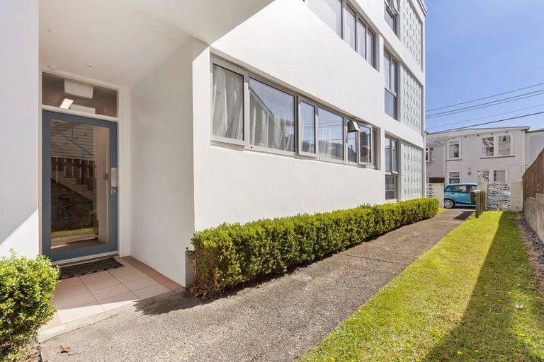 Photo of property in Victoria Court, 4/4 Queen Street, Mount Victoria, Wellington, 6011