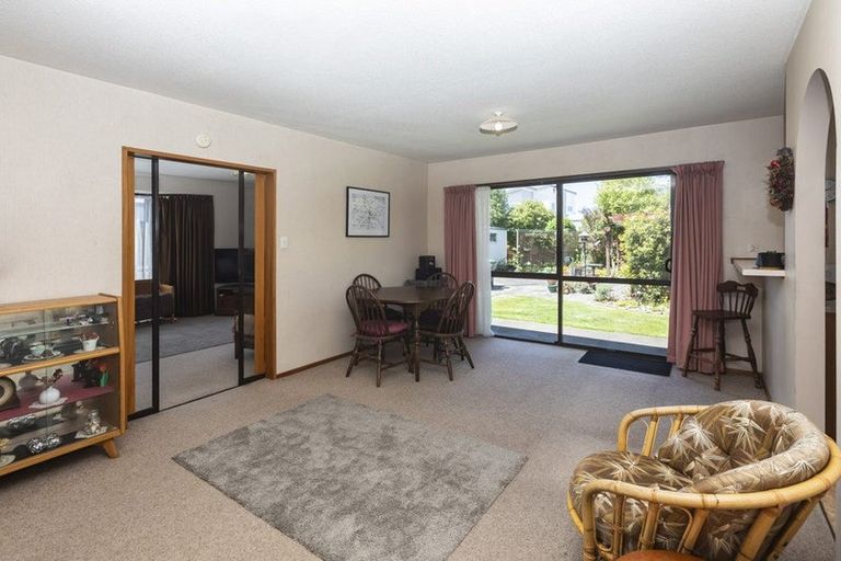 Photo of property in 8 Edron Place, Redwood, Christchurch, 8051