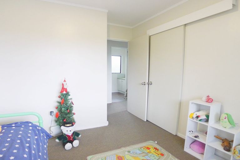 Photo of property in 1/23 Flaunty Place, West Harbour, Auckland, 0618