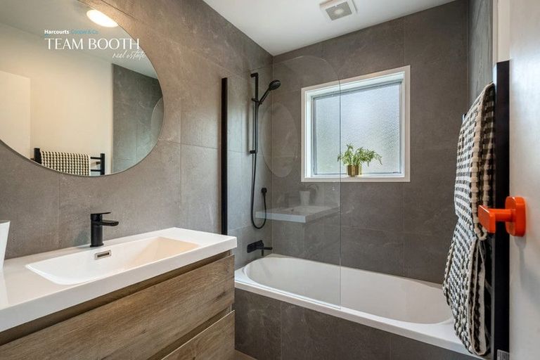 Photo of property in 2/3a Kirrie Avenue, Te Atatu South, Auckland, 0610