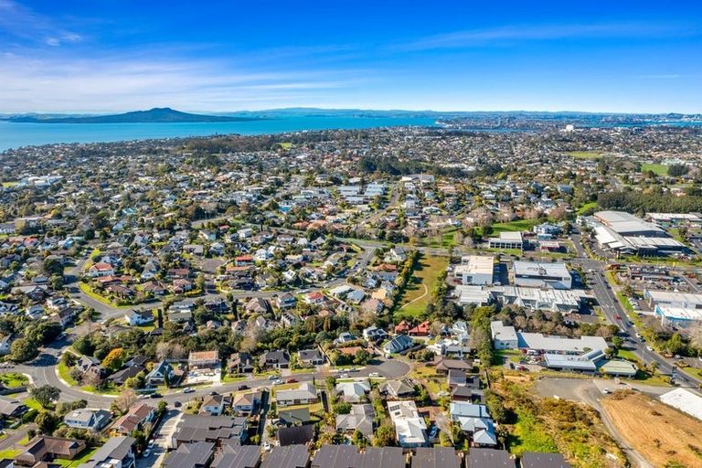 Photo of property in 1/56 Centorian Drive, Windsor Park, Auckland, 0632