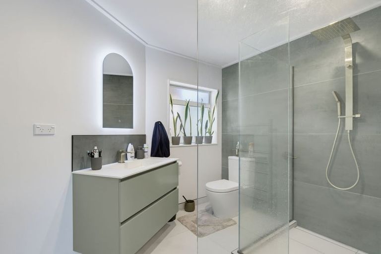 Photo of property in 8 Chalmers Close, Orewa, 0931