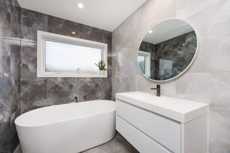 Photo of property in 37 Vaucluse Heights, Fitzherbert, Palmerston North, 4410