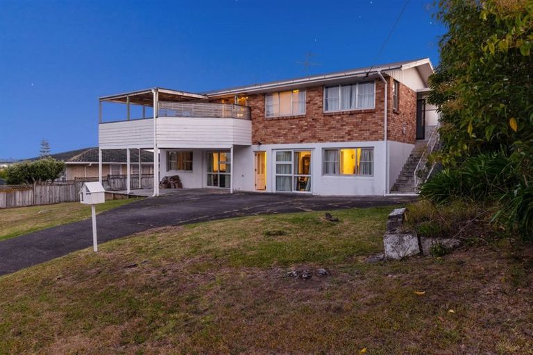 Photo of property in 1 Wakeling Avenue, Te Atatu South, Auckland, 0610