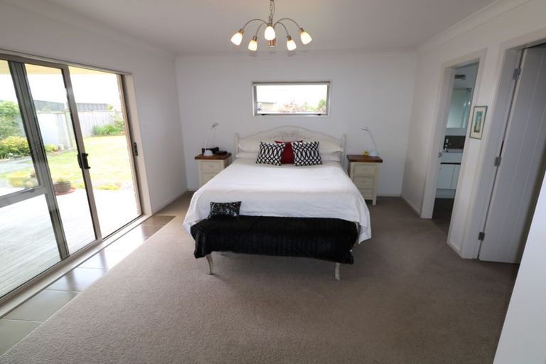 Photo of property in 24 Charles Street, Carterton, 5713