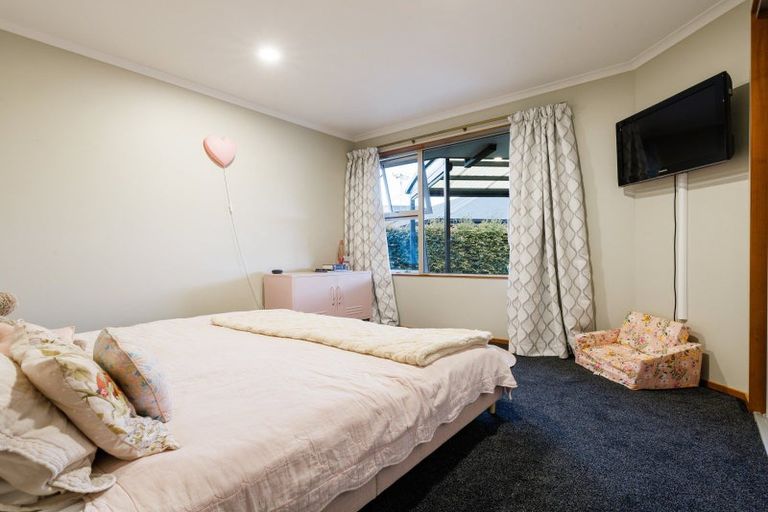 Photo of property in 18 Gibbston Close, Huntington, Hamilton, 3210