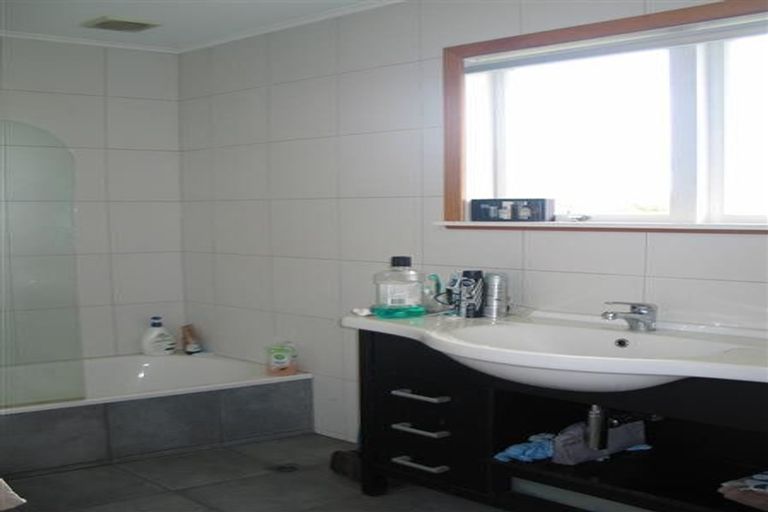 Photo of property in 126 Flanshaw Road, Te Atatu South, Auckland, 0610