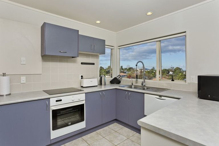 Photo of property in 2/12 Mossop Rise, Glenfield, Auckland, 0629