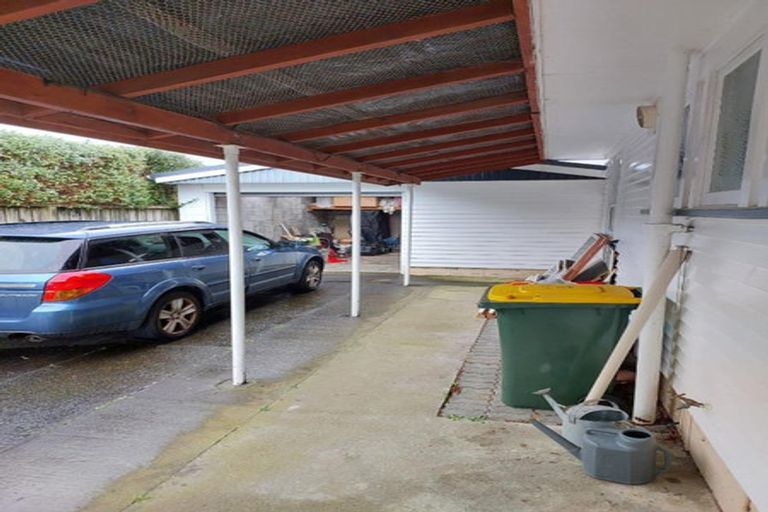 Photo of property in 8 Riversdale Drive, Merrilands, New Plymouth, 4312