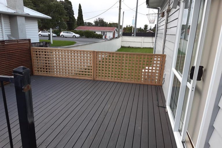 Photo of property in 1/206 Onewa Road, Birkenhead, Auckland, 0626