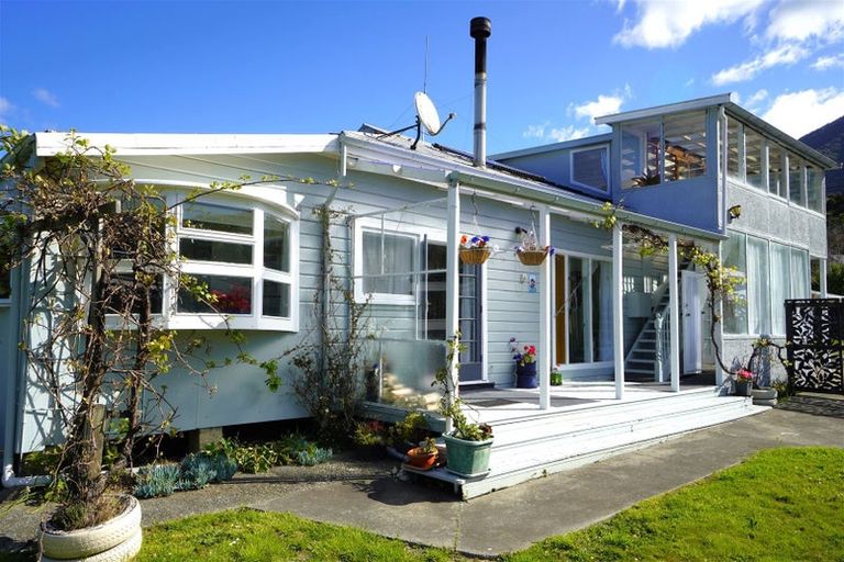 Photo of property in 6 Durham Street, Picton, 7220