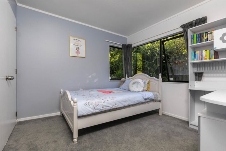 Photo of property in 9 Heatherleigh Rise, Northcross, Auckland, 0632