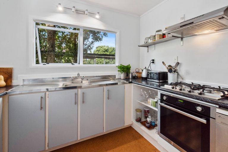 Photo of property in 3 Ferndale Avenue, Leigh, 0985