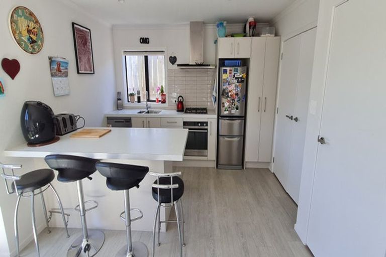 Photo of property in 10/9 Surrey Street, Tawa, Wellington, 5028