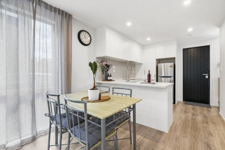 Photo of property in 3/37 Camelot Place, Glenfield, Auckland, 0629