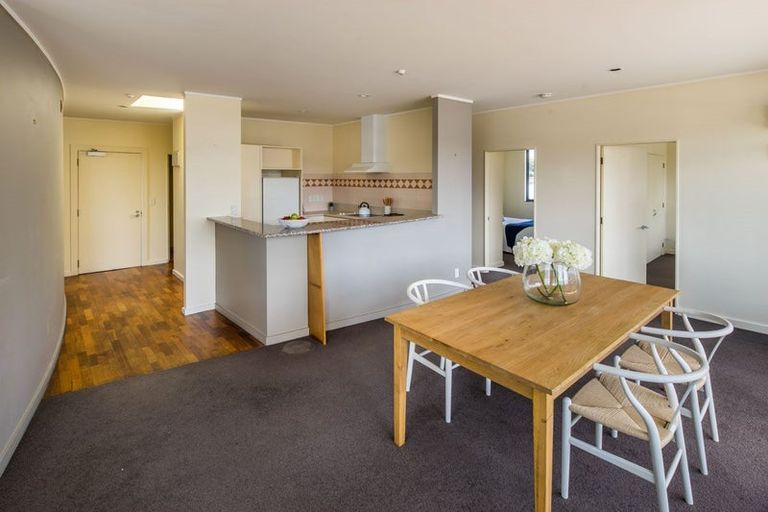 Photo of property in 17 Kent Terrace - Kent Apartments, 7e/16 Kent Terrace, Mount Victoria, Wellington, 6011