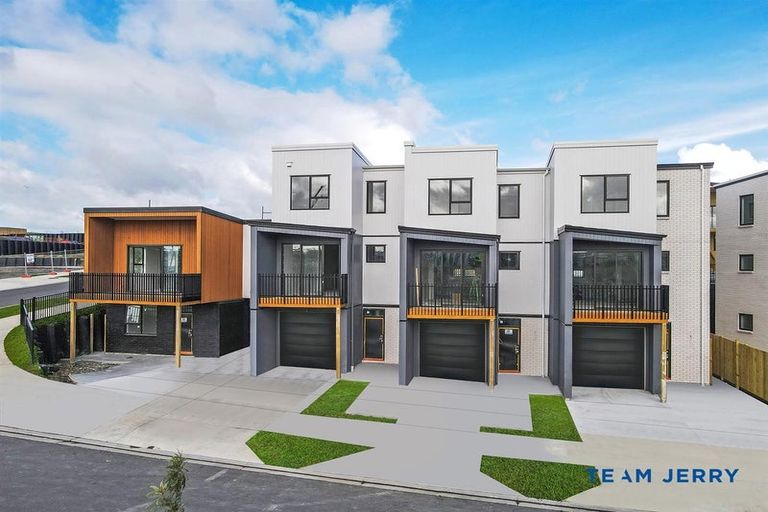 Photo of property in 16 Kuaha Road, Massey, Auckland, 0614