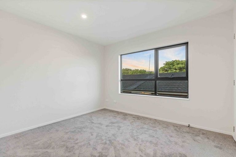 Photo of property in 2/155 Te Atatu Road, Te Atatu South, Auckland, 0610