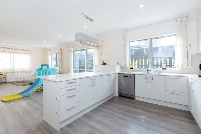 Photo of property in 23 Vino Cina Heights, Ranui, Auckland, 0612