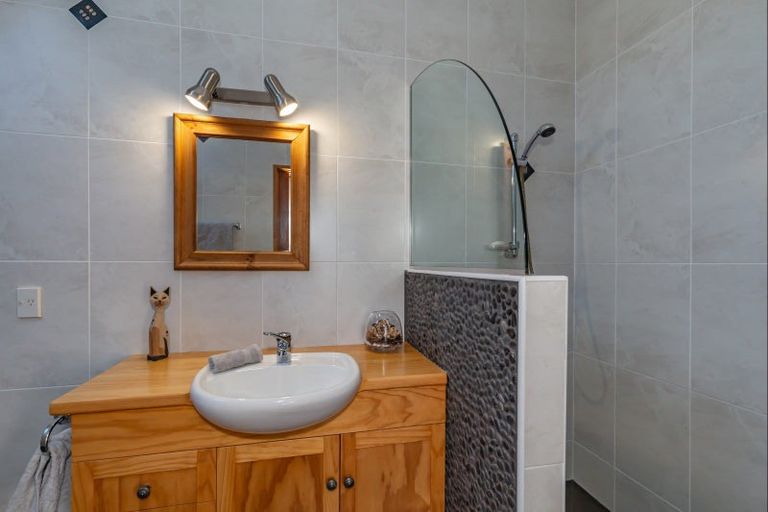 Photo of property in 100 Waihou Road, Levin, 5571