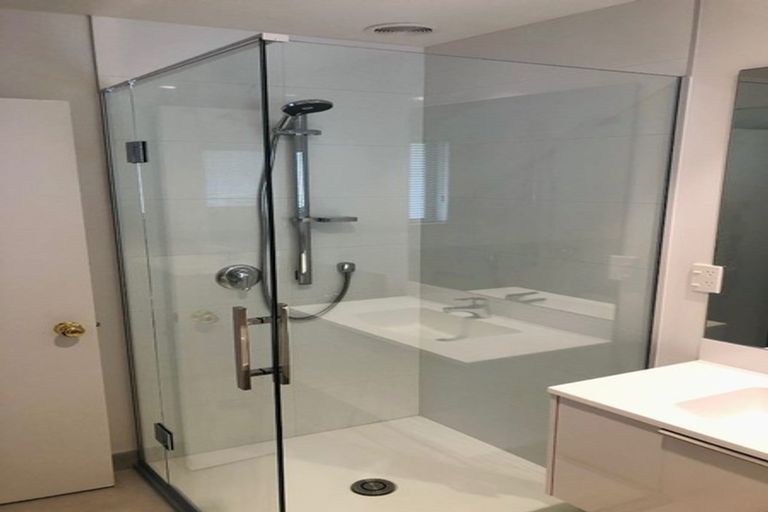 Photo of property in 2/7 Carl Place, Unsworth Heights, Auckland, 0632