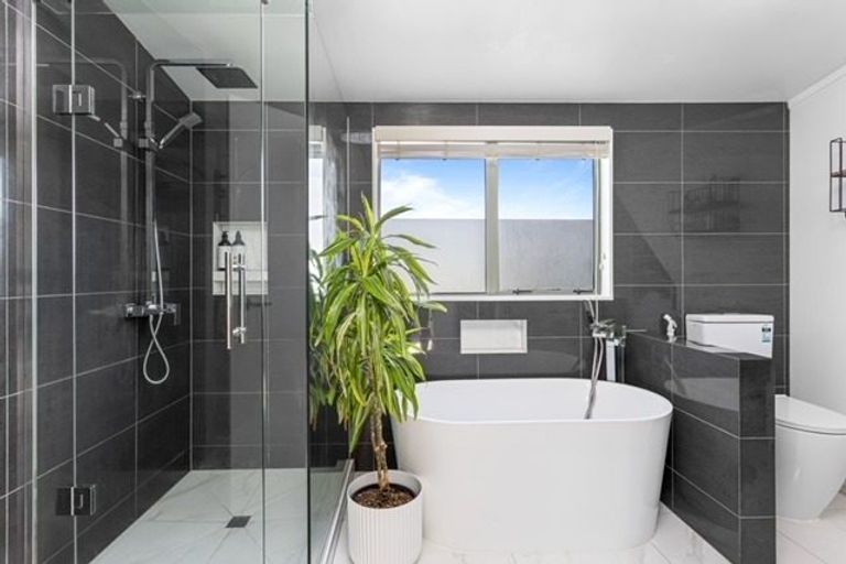 Photo of property in 2/102 Manuka Road, Bayview, Auckland, 0629