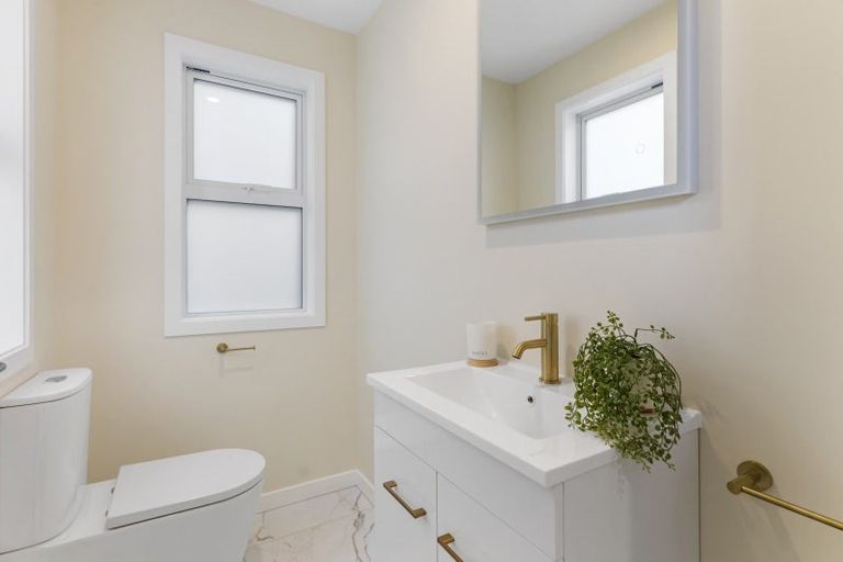 Photo of property in 1 Pinnacle Street, Seatoun, Wellington, 6022