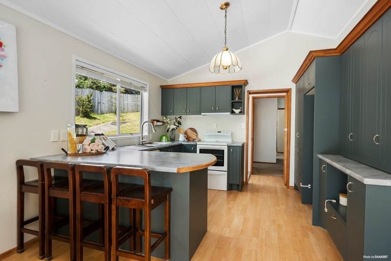 Photo of property in 6 Malters Place, Browns Bay, Auckland, 0630