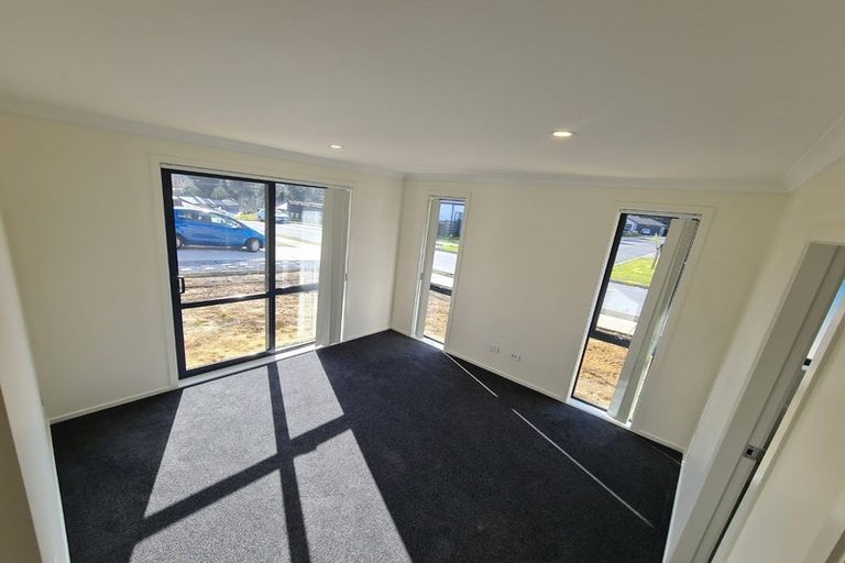 Photo of property in 7 Rewarewa Way, Timberlea, Upper Hutt, 5018